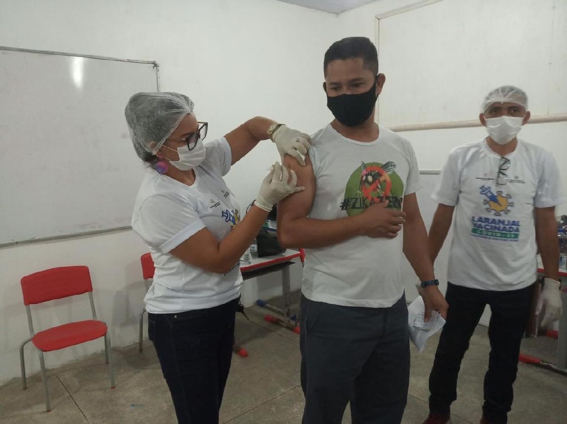 Vacinação com Pfizer iniciou em Laranjal do Jari imunizando profissionais da educação.