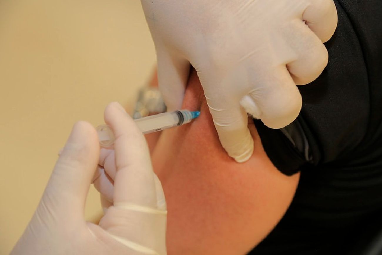 Completar o ciclo vacinal é uma das principais medidas de controle da pandemia.