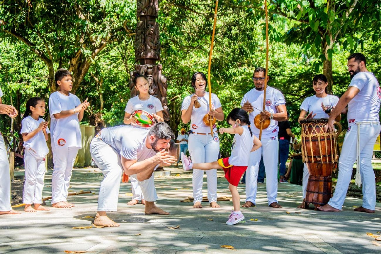 Crianças aprenderam sobre cultura afro por meio da roda de capoeira.