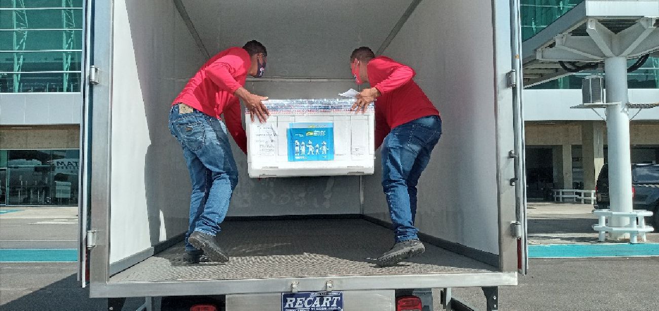 O lote do imunizante Coronavac chegou neste domingo a Macapá