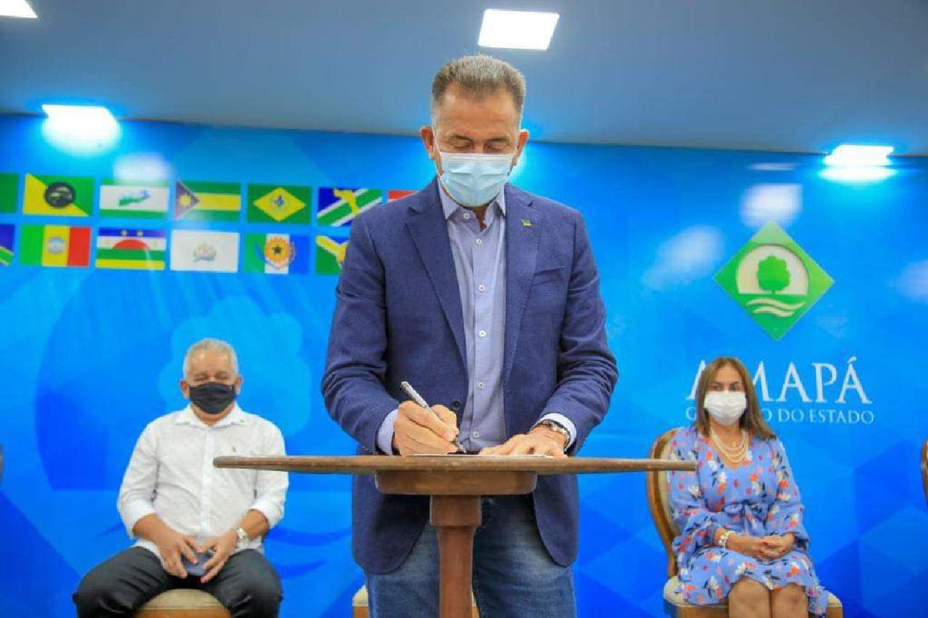 Assinatura do decreto ocorreu durante a apresentação do material didático do Programa Criança Alfabetizada,