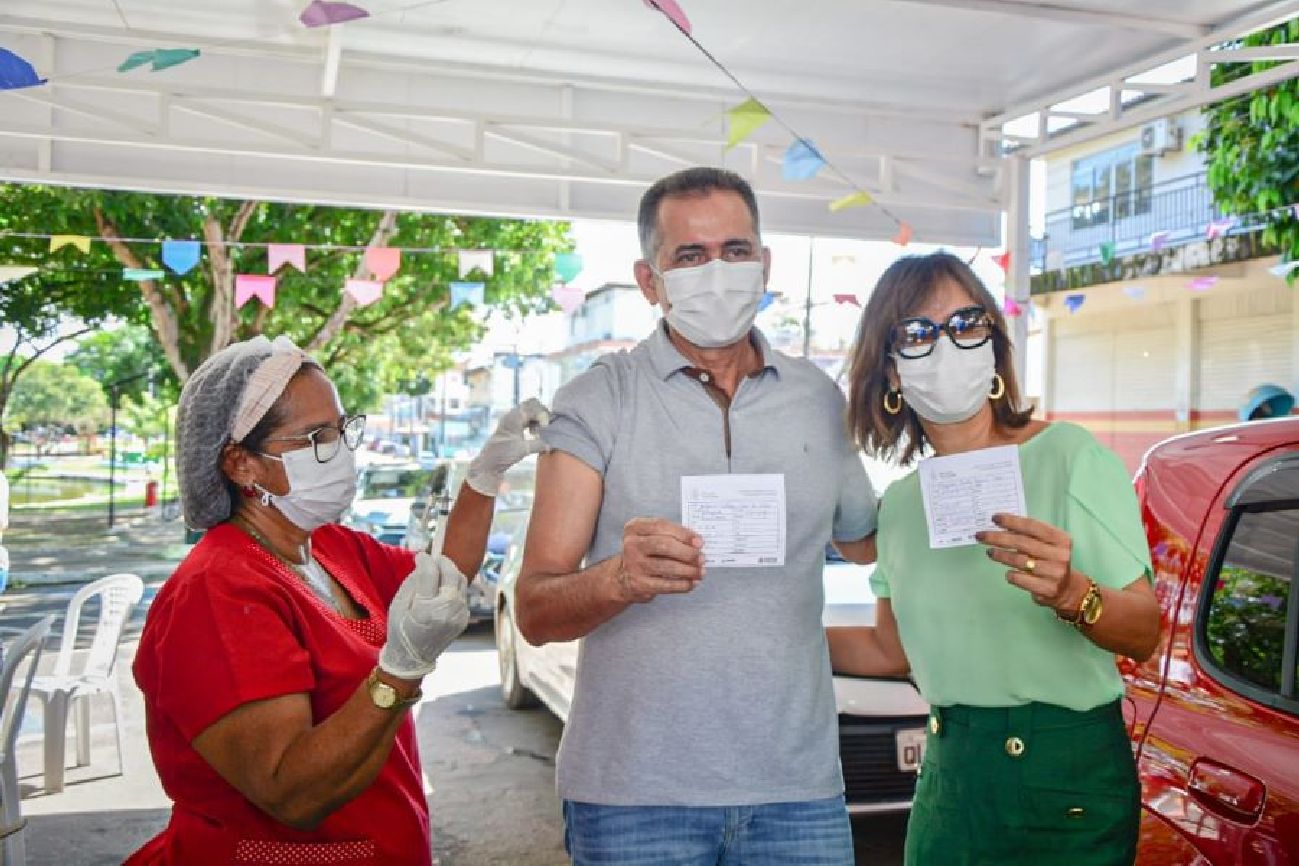 Governador Waldez e a esposa, deputada Marília Góes, tomam a primeira dose da vacina