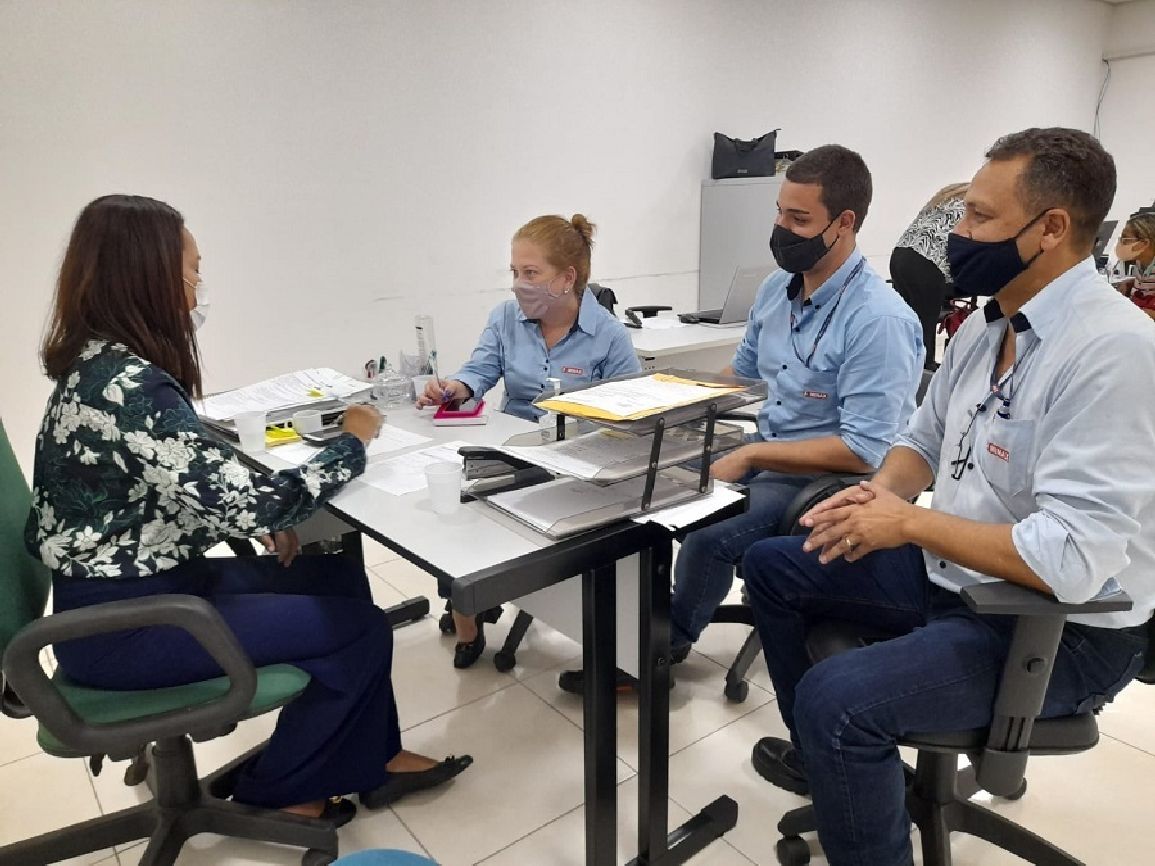 Equipe do Sistema Nacional de Emprego (Sine) ajusta os detalhes da intermediação da mão de obra com representantes da Minax