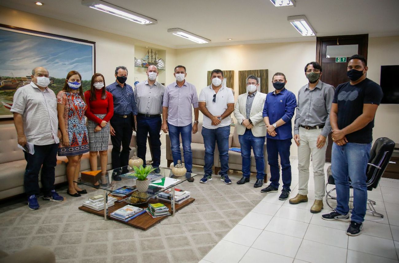 Waldez Góes, reuniu na tarde desta quinta-feira, 21, com o prefeito de Laranjal do Jari, Márcio Serrão, gestores estaduais e representantes de empresas.