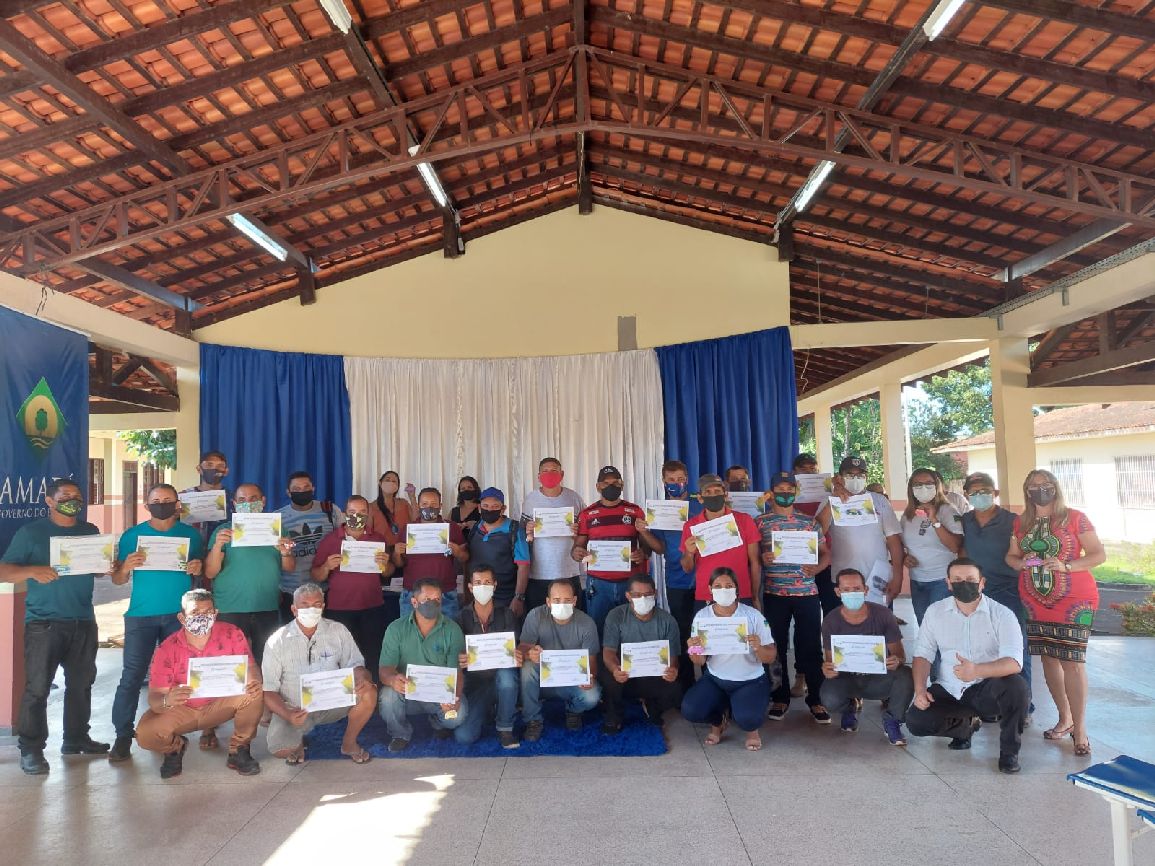 Alunos do curso e equipe técnica do Detran na cerimônia de encerramento