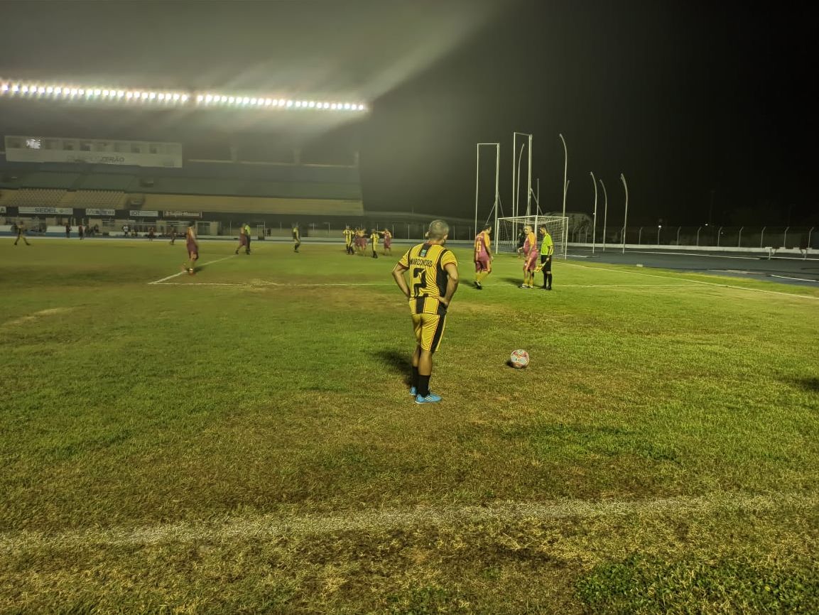 Santana (de amarelo) venceu o Juventus nos pênaltis