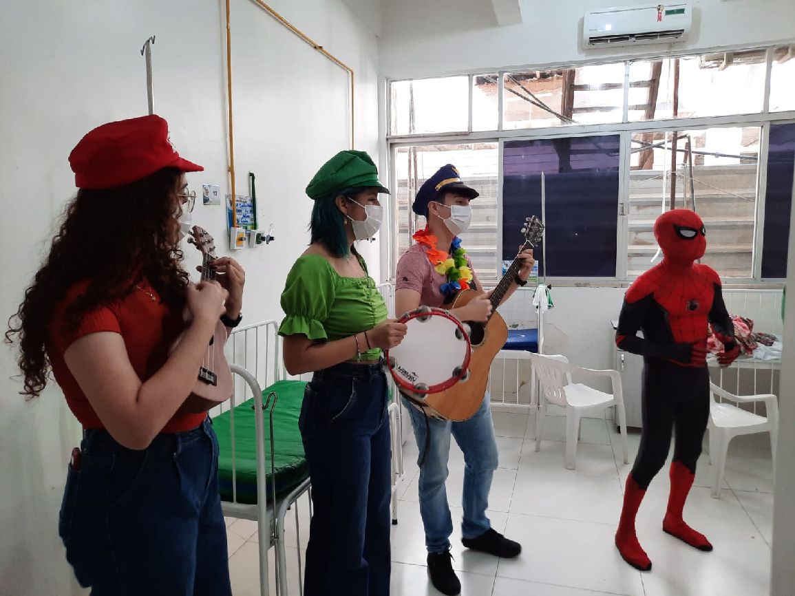 Grupo musical e super-herói alegraram o dia das crianças no HCA/PAI