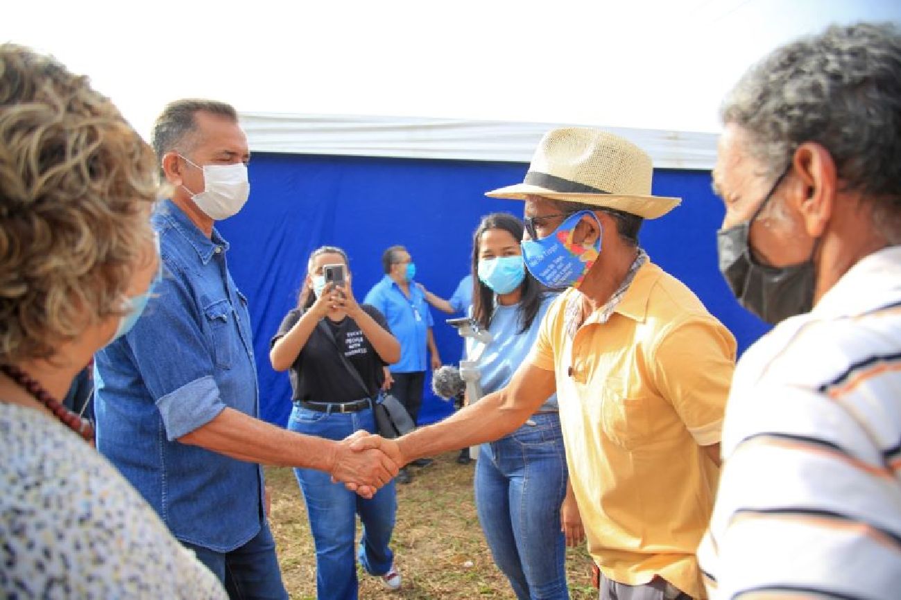 Agricultores da região prestigiaram o evento com o governador Waldez Góes