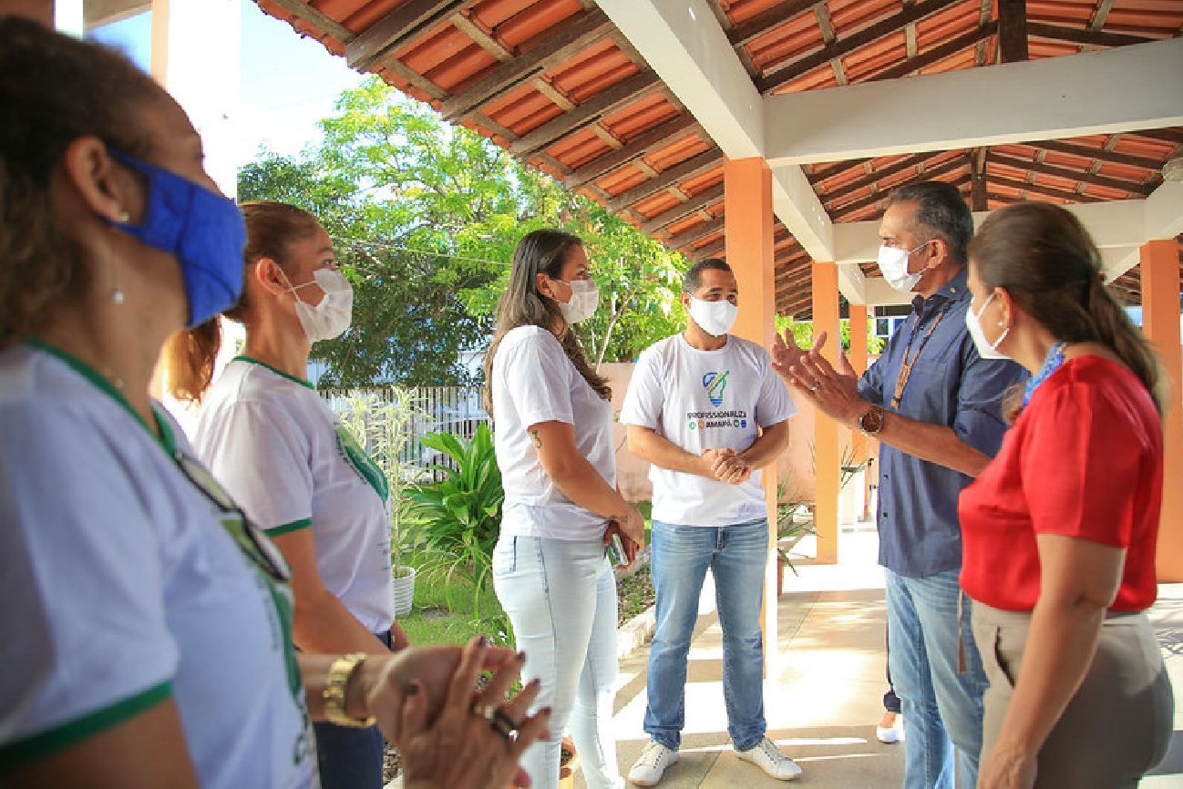 Governador e profissionais da Seed acompanharam as visitas.