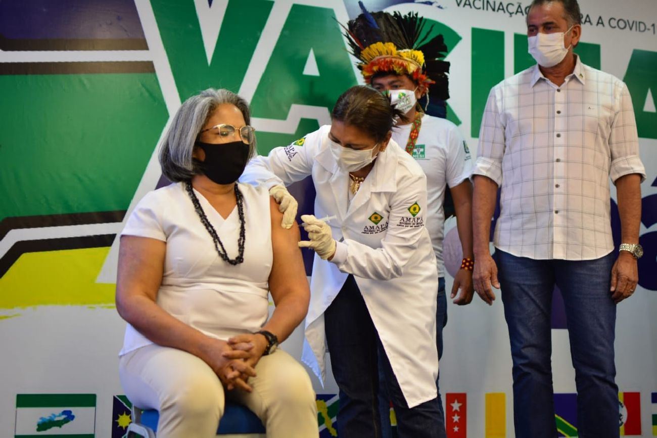 Governador Waldez acompanha a vacinação da enfermeira Kátia. Campanha de imunização está aberta no Amapá.