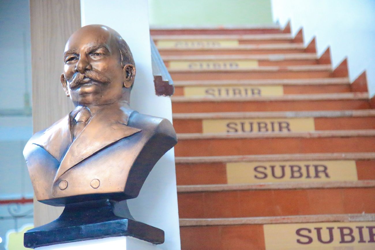 Busto do Barão do Rio Branco homenageia o patrono na entrada da escola