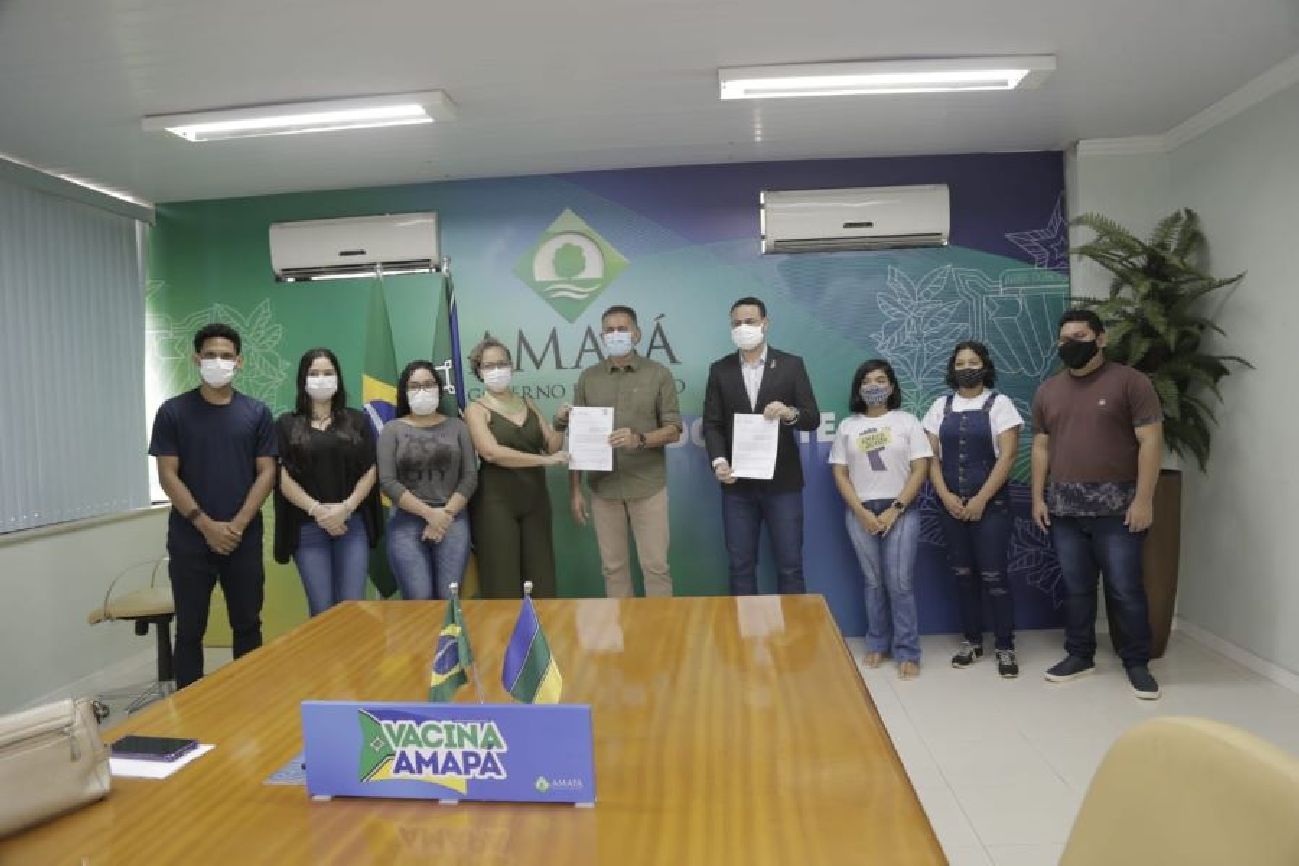 Governador Waldez, secretário Pedro Filé, reitora da Ueap, Kátia Paulino, e estudantes