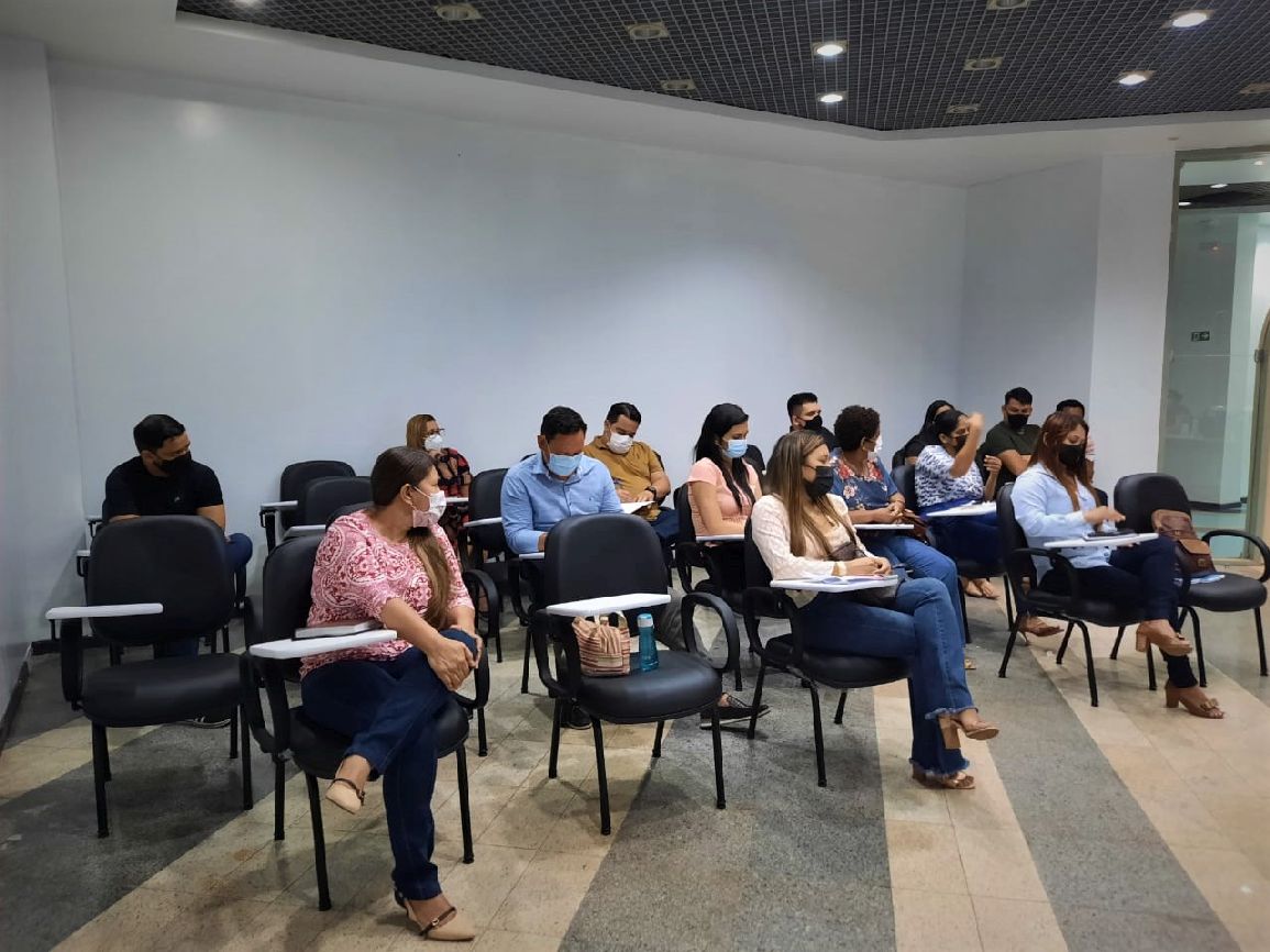Diretores e servidores em reunião para debater especificidades do novo modelo de ponto eletrônico.