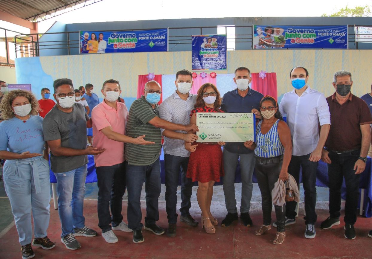 Foram entregues cheques no valor somado de R$ 2,7 milhões, destinados ao cultivo de mandioca e fruticultura
