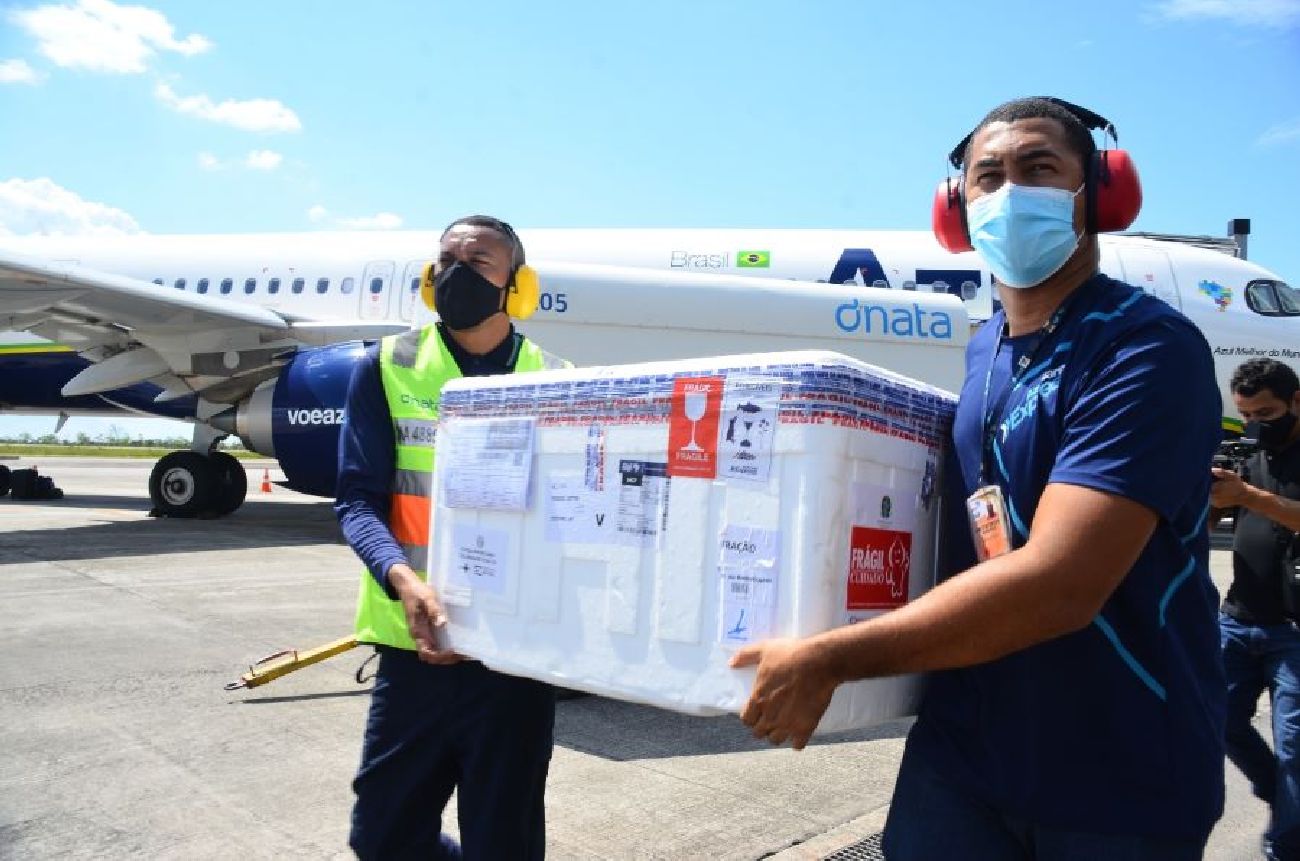Vacinas da Astrazeneca desembarcaram no aeroporto em Macapá.