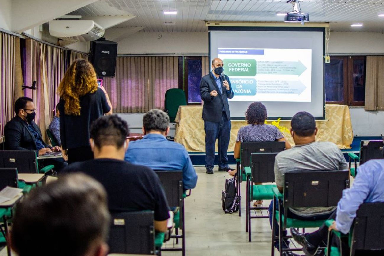 Secretário Eduardo Tavares palestra para membros da Sudam