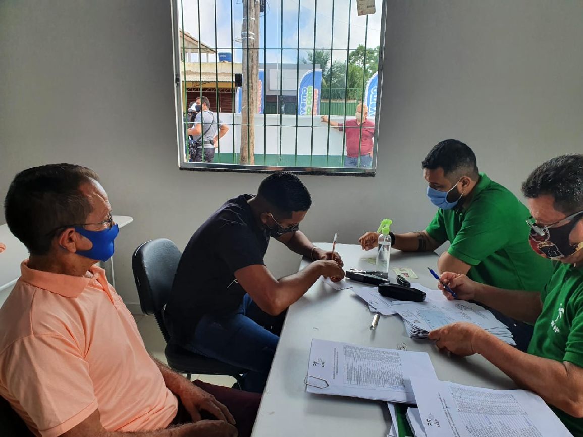 Igor e o pai, o agricultor Ivo Queiroz, receberam cheques referentes à terceira e última parcela do financiamento do Frap.