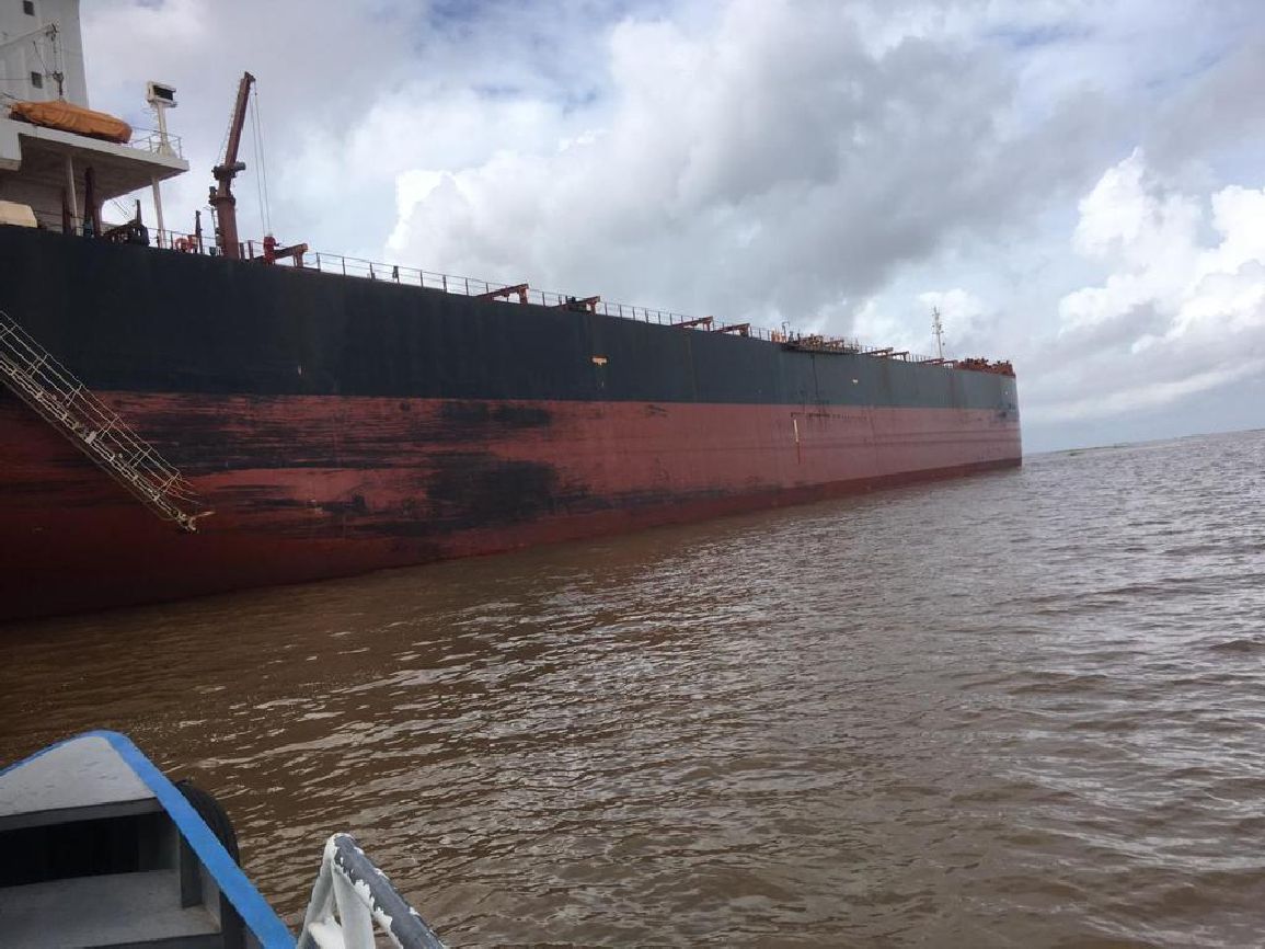 Foto ilustrativa, navio se encontra fundeado na costa de Macapá.