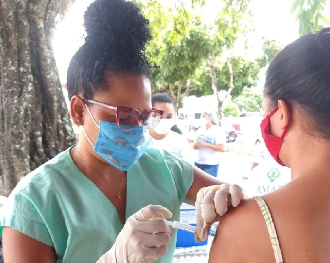 Vacinas foram aplicadas na Praça Nossa Senhora de Fátima.