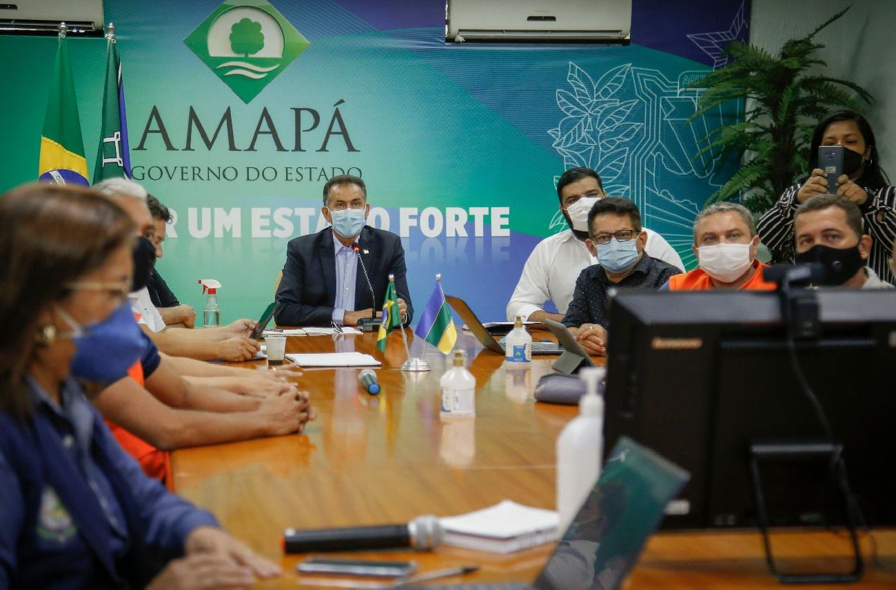 A circulação de pessoas em praças, calçadas e logradouros públicos a partir das 22 horas, também permanece vedada.