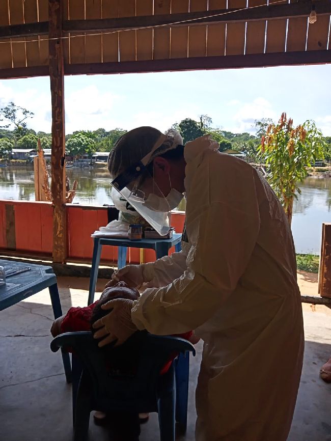 A testagem é realizada com teste antígeno em toda comunidade.
