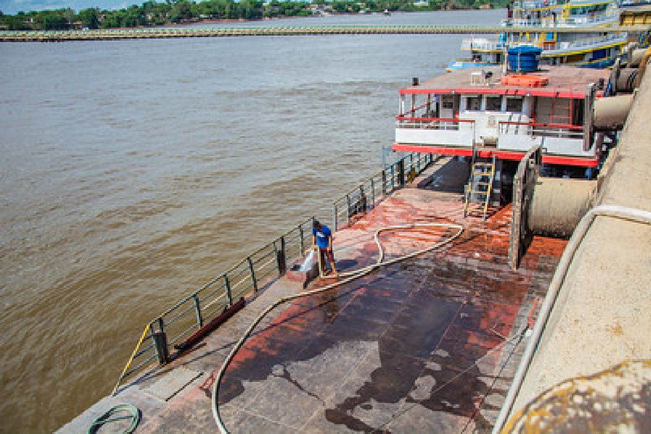 Já são mais de 820 mil litros de água potável enviados pelo Estado à região que sofre com salinização do rio Amazonas