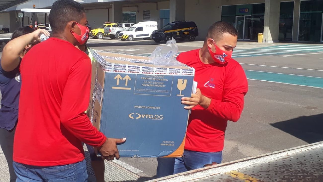 Vacinas Pfizer chegaram no aeroporto de Macapá.