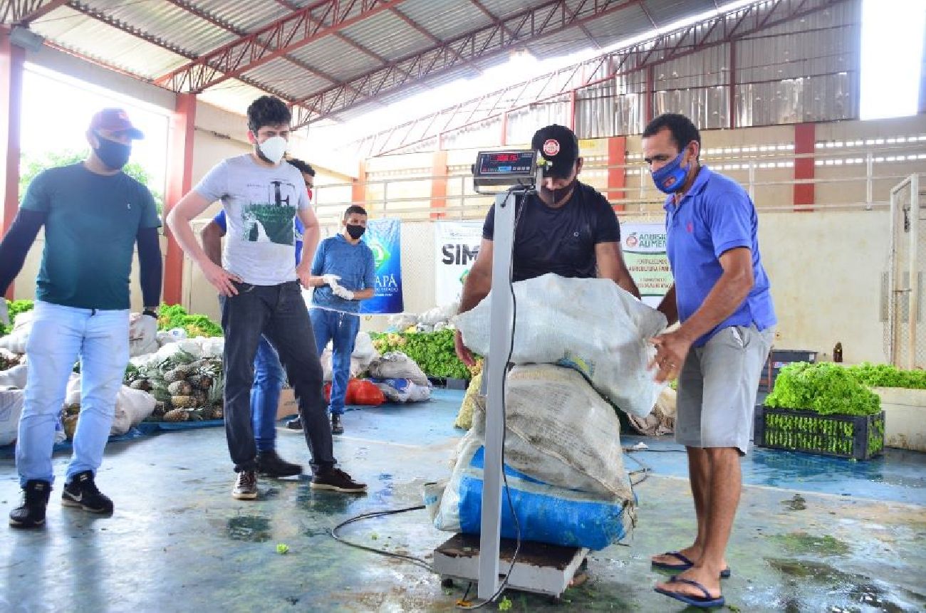 Toneladas de alimentos são comercializados na Feira do PAA.