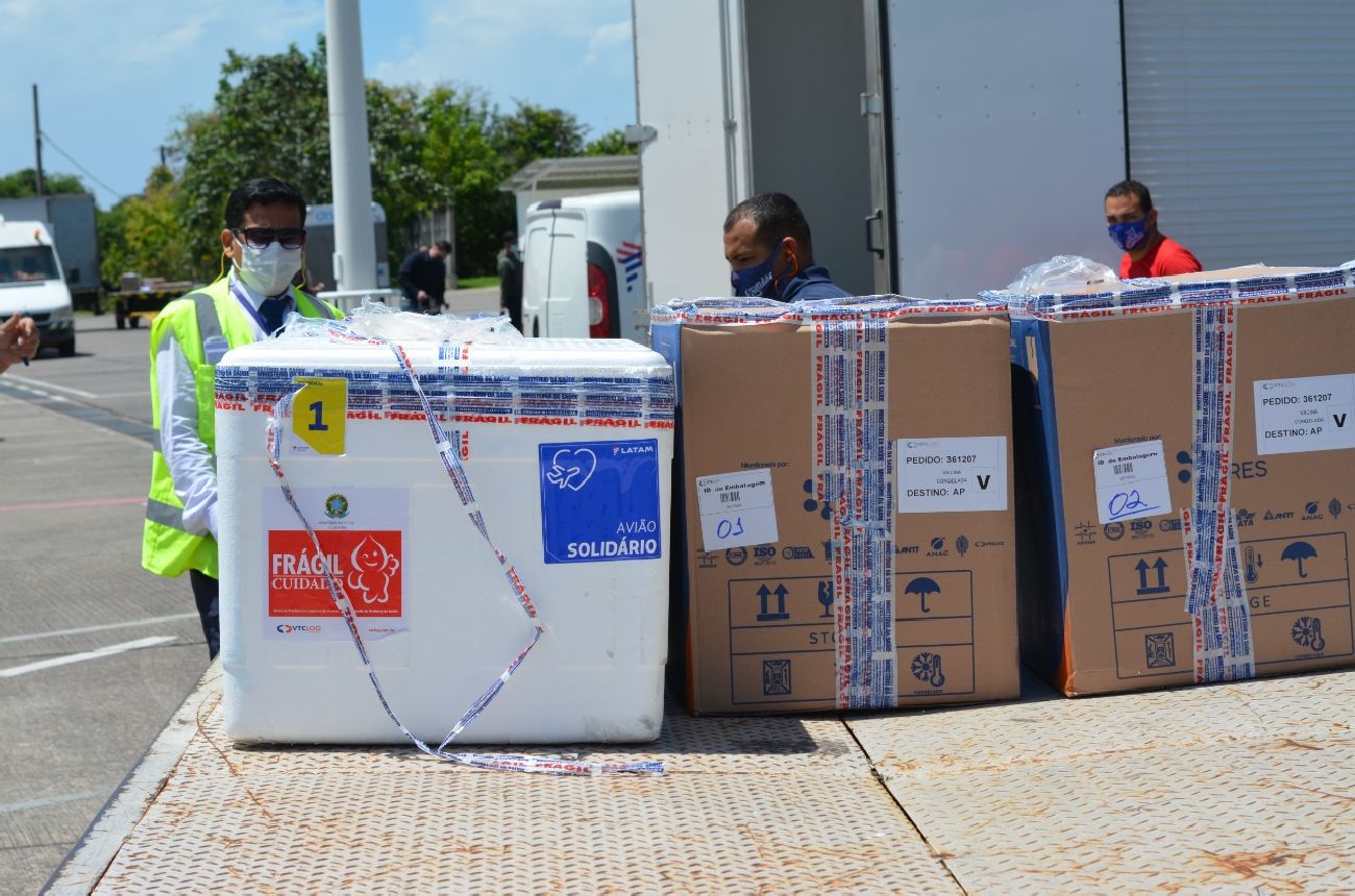 Doses sendo desembarcadas no Aeroporto de Macapá