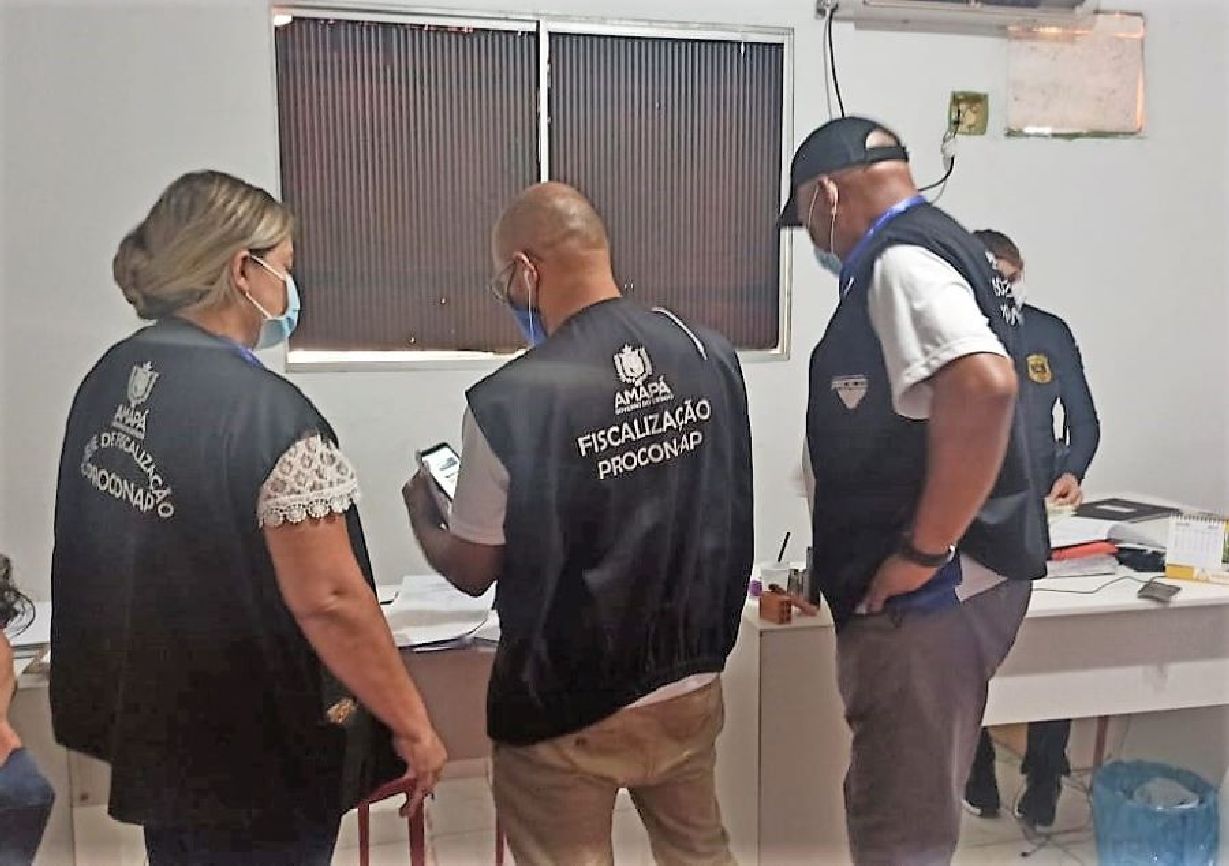 Equipe do Procon e Polícia Civil em ação na empresa acusada de estelionato
