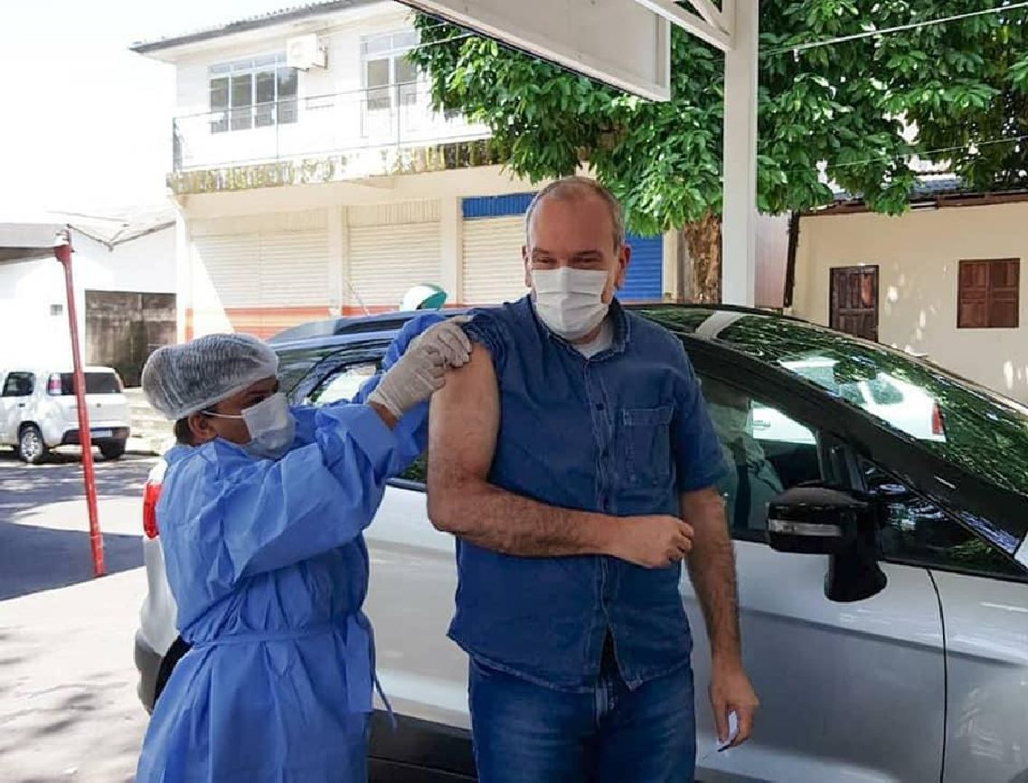 Jaime foi vacinado no sistema drive thru localizado na praça Floriano Peixoto.