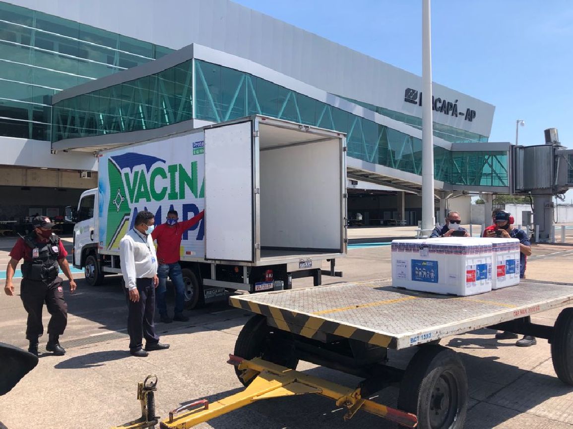 As vacinas desembarcaram no aeroporto nesta terça-feira