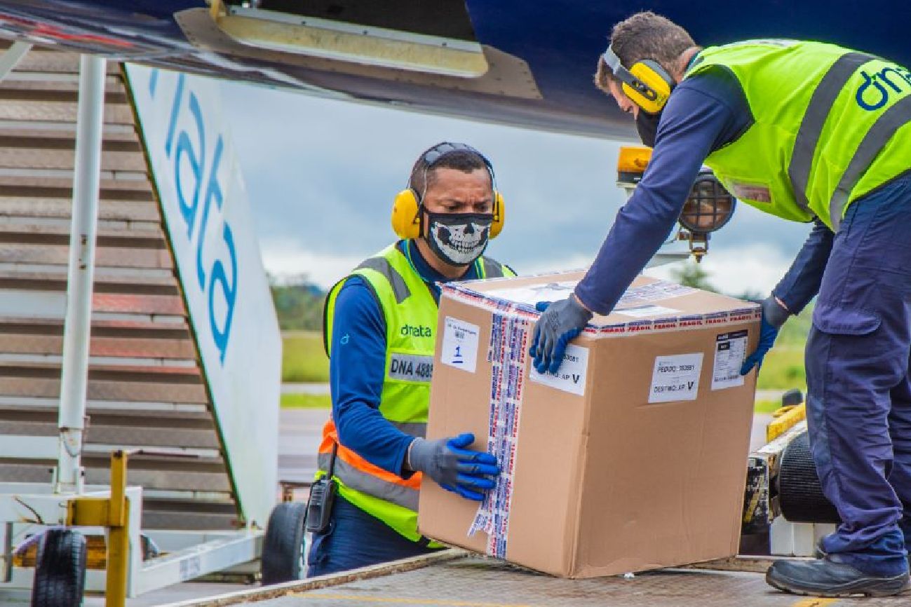 Vacinas Pfizer desembarcaram no aeroporto em Macapá.
