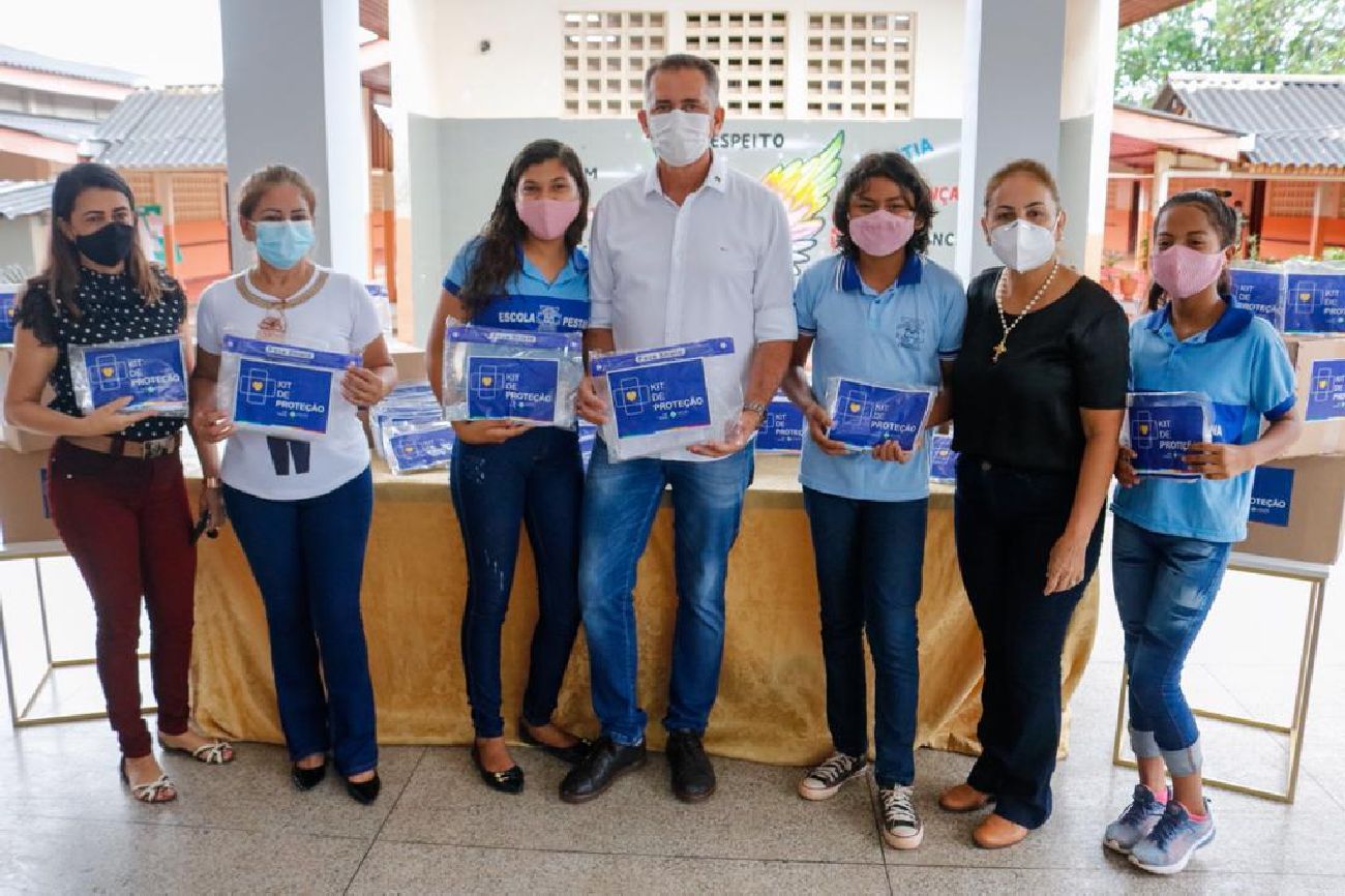 Kits de biossegurança estão sendo entregues pelas escolas para colaboradores e estudantes.