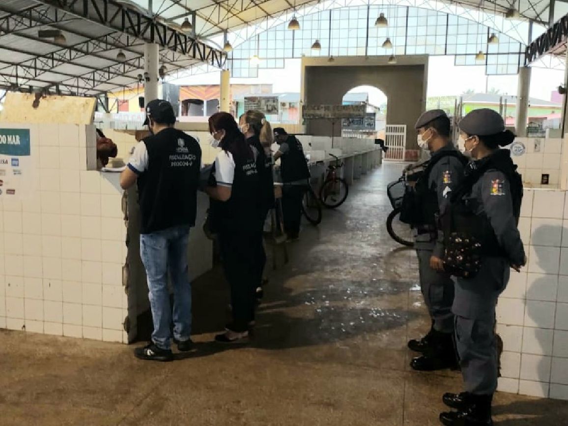 Fiscais atuando na Feira do Pescado, no bairro Perpétuo Socorro, em Macapá