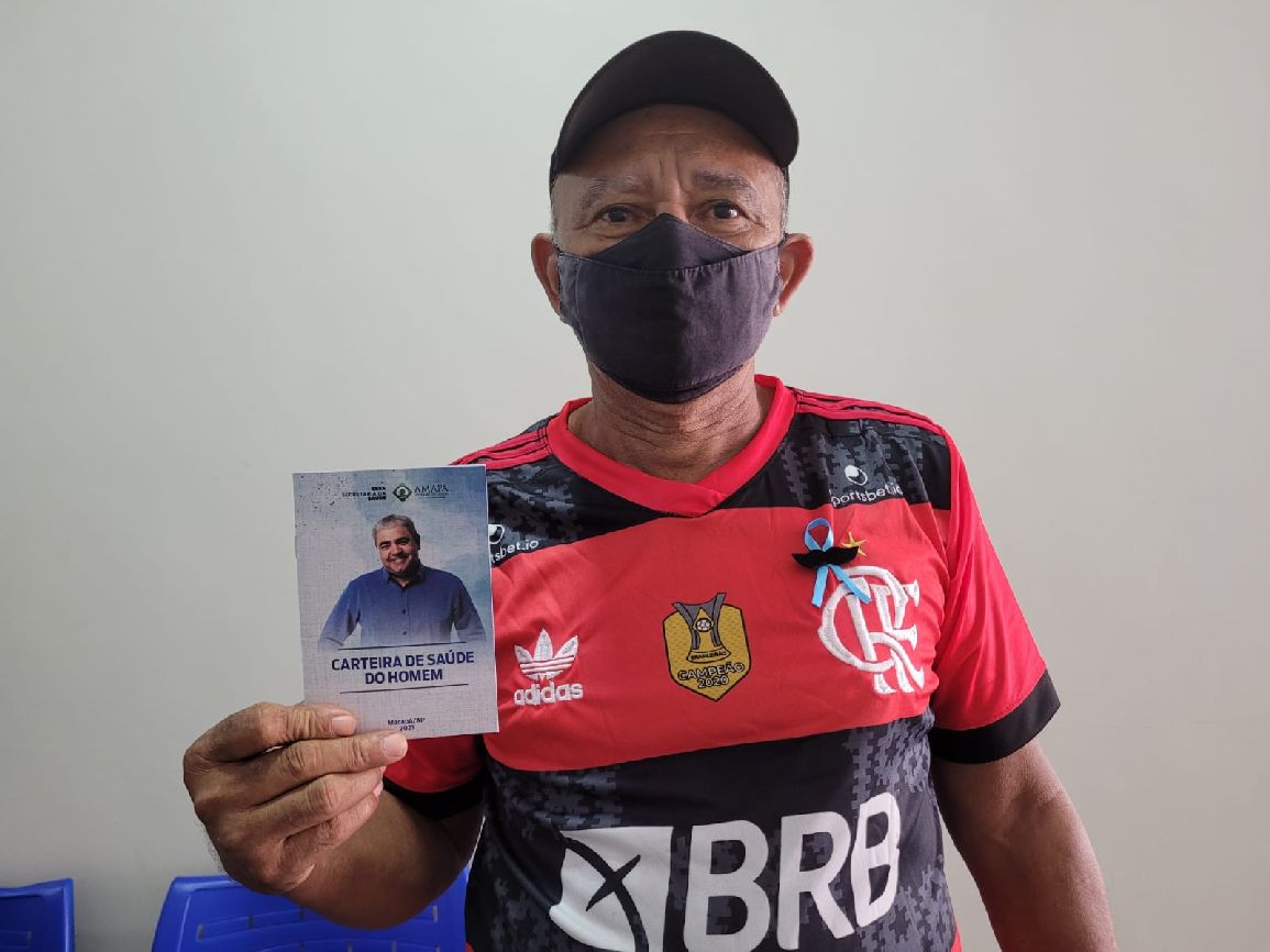 O vigilante Edilson Tavares recebeu a Carteirinha do Homem para fazer acompanhamento da sua saúde.