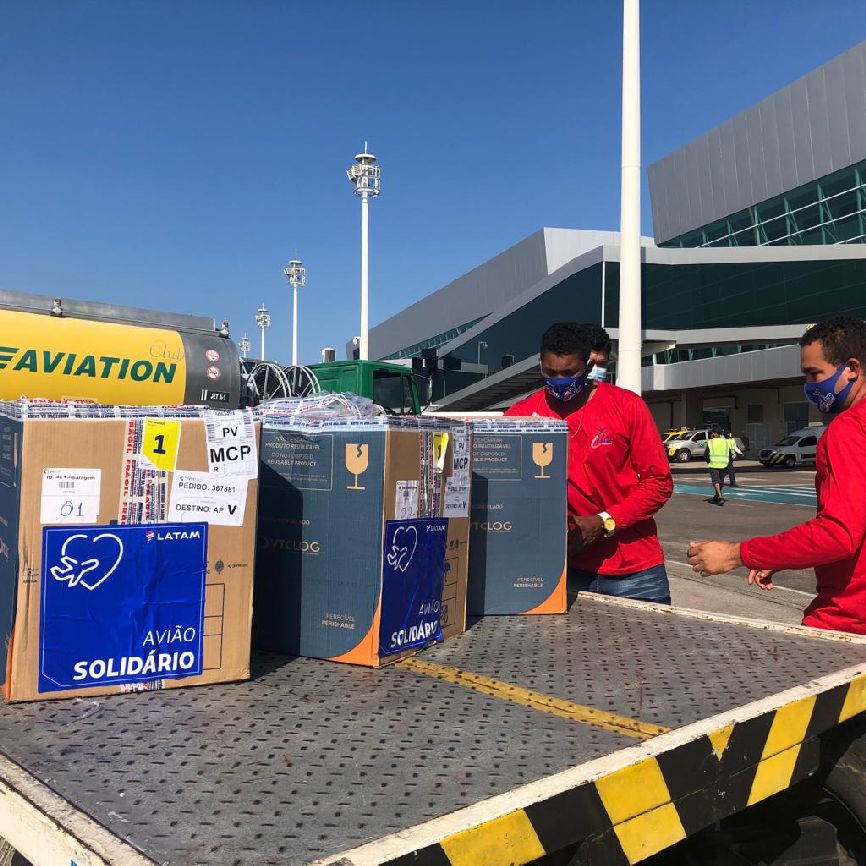 Vacinas desembarcaram no aeroporto no inicio desta tarde.