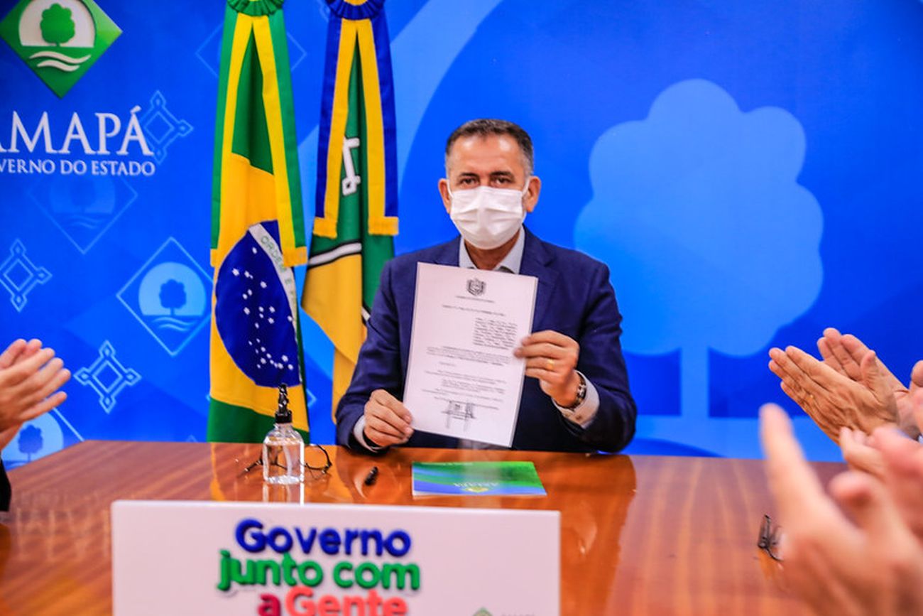 Governador do Amapá, Waldez Góes, assina decreto que amplia prazo para pagamento de empréstimos consignados.
