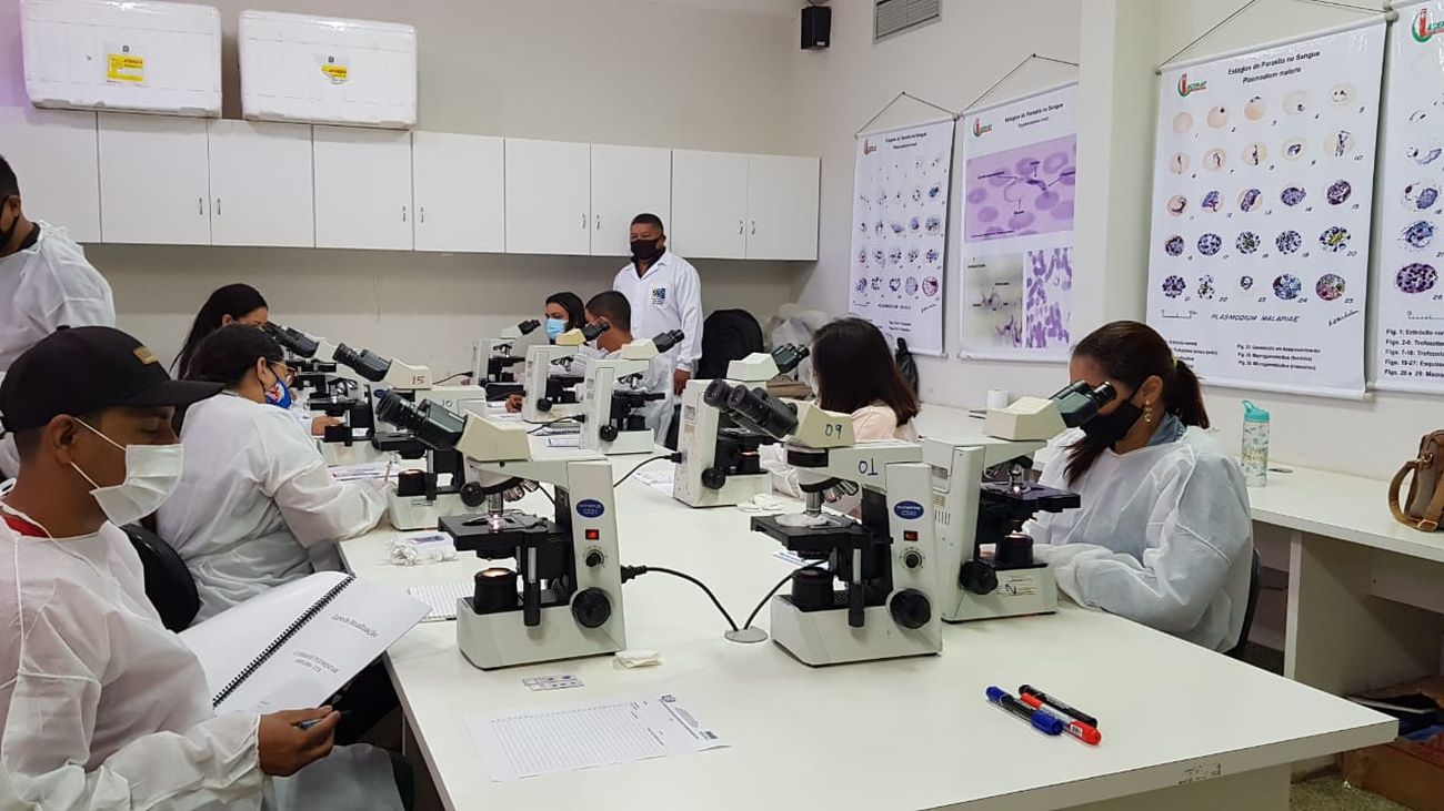 Profissionais do Lacen capacitaram farmacêuticos e médicos do HU para utilizar o sistema.