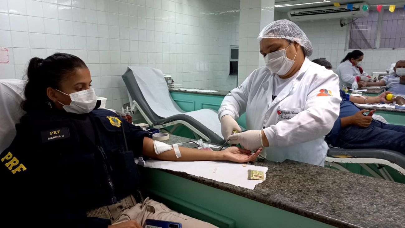 Policiais rodoviários aproveitaram a oportunidade para doar sangue.