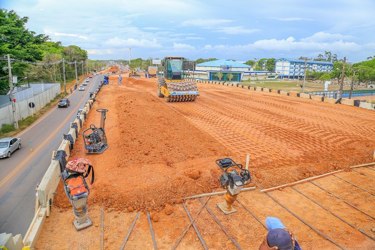 As pistas que estavam interditadas estão asfaltadas e liberadas para comportar os dois fluxos, Santana/Macapá/Santana.