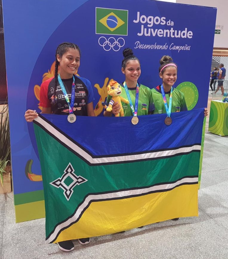 Taekwondista amapaenses com as medalhas conquistadas nos Jogos Escolares da Juventude
