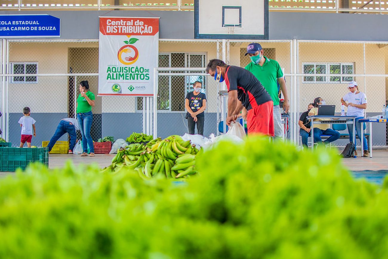 No programa o agricultor vende parte de sua produção ao estado que repassa os alimentos as diversas entidades previamente cadastradas