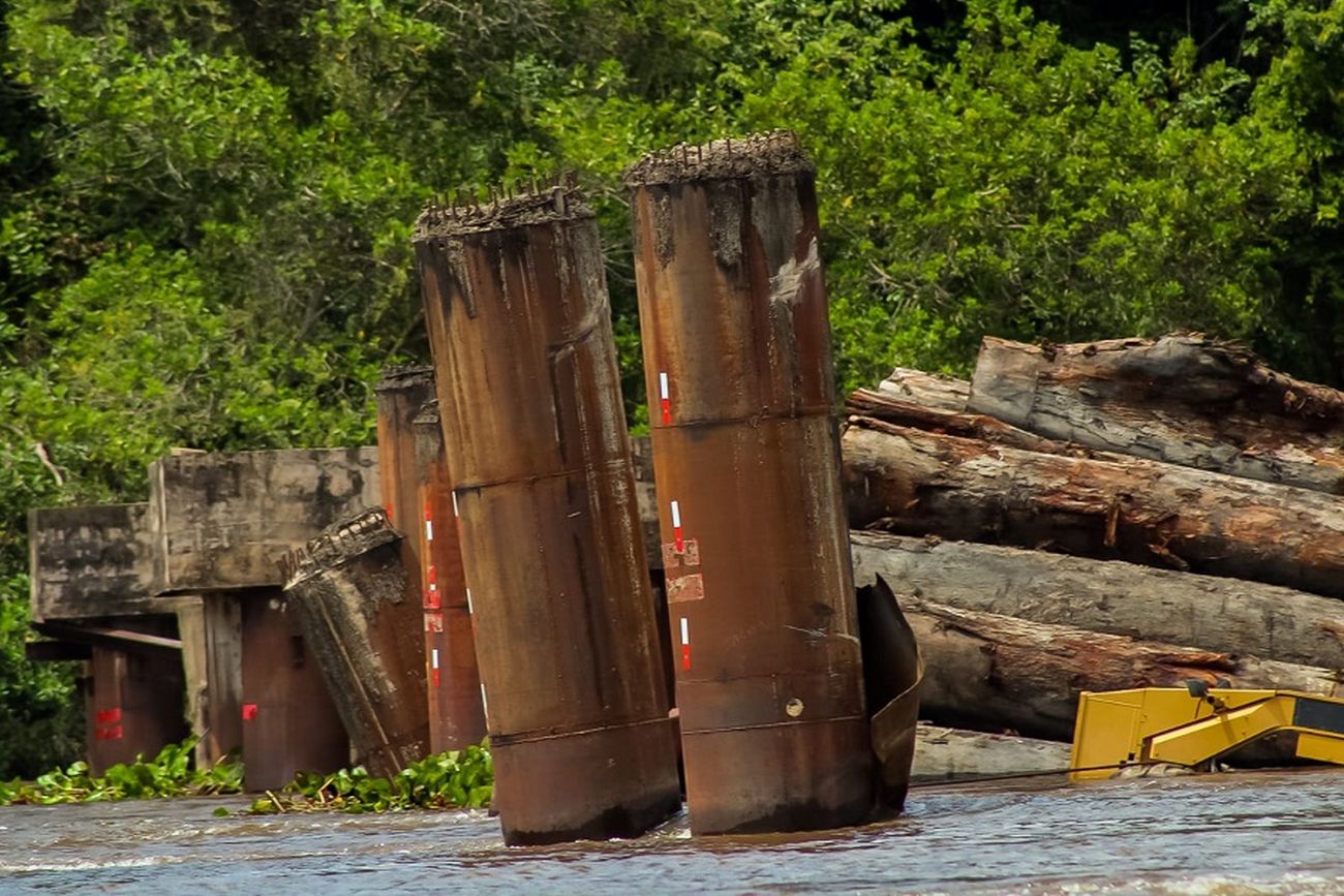 Corpo de Bombeiros Militar já está no local levantando as informações para subsidiar a Marinha, Polícia Civil e Sema.