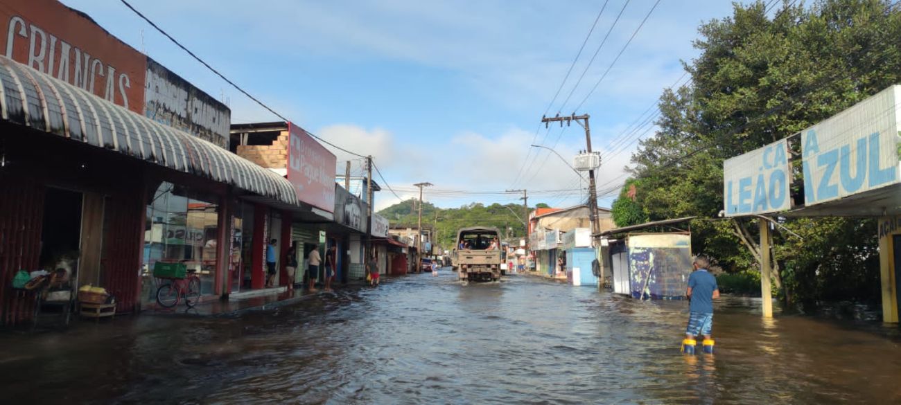 Alagamentos afetam mais de 19 mil habitantes dos municípios de Laranjal do Jari e Vitória do Jari.