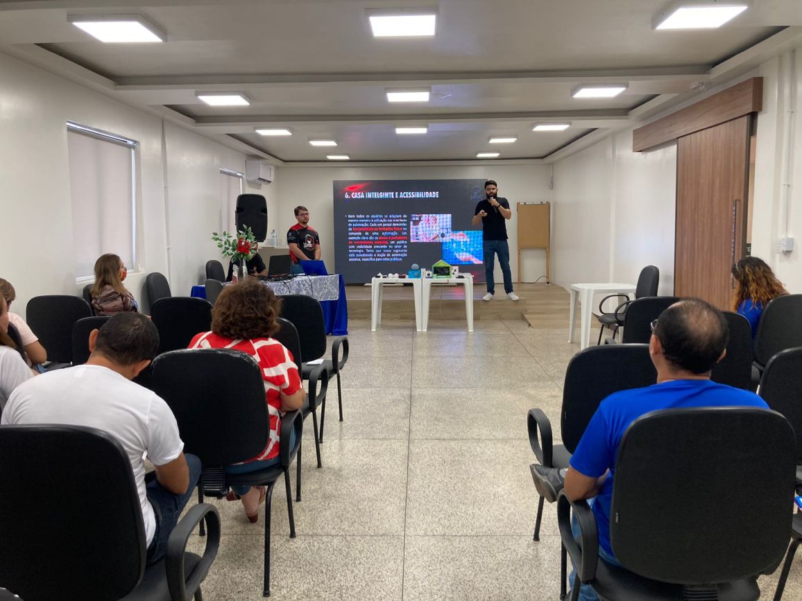 Palestra foi ministrada pelo engenheiro Bernar Uliana e pelo arquiteto Danniel Almeida, da Equipe Guide Gamers.