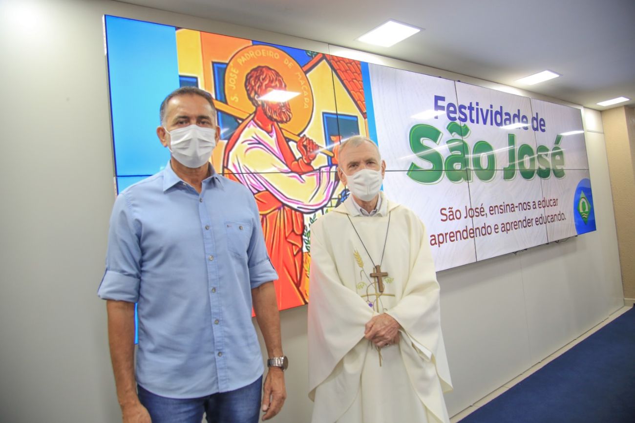 Governador do Amapá, Waldez Góes e o Bispo da Diocese de Macapá, Dom Pedro José Conti, durante celebração da missa.