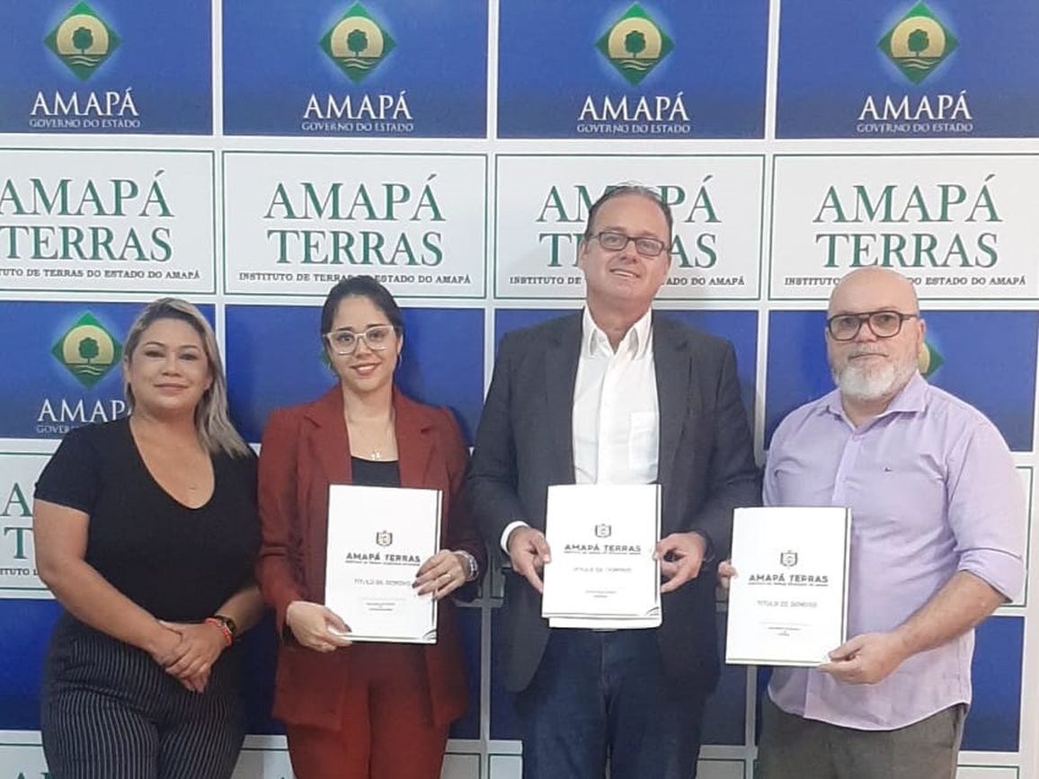 Delegado-geral Uberlândio Gomes (PC/AP) recebe títulos definitivos de áreas pelo diretor-presidente do Amapá Terras, Julhiano Avelar.