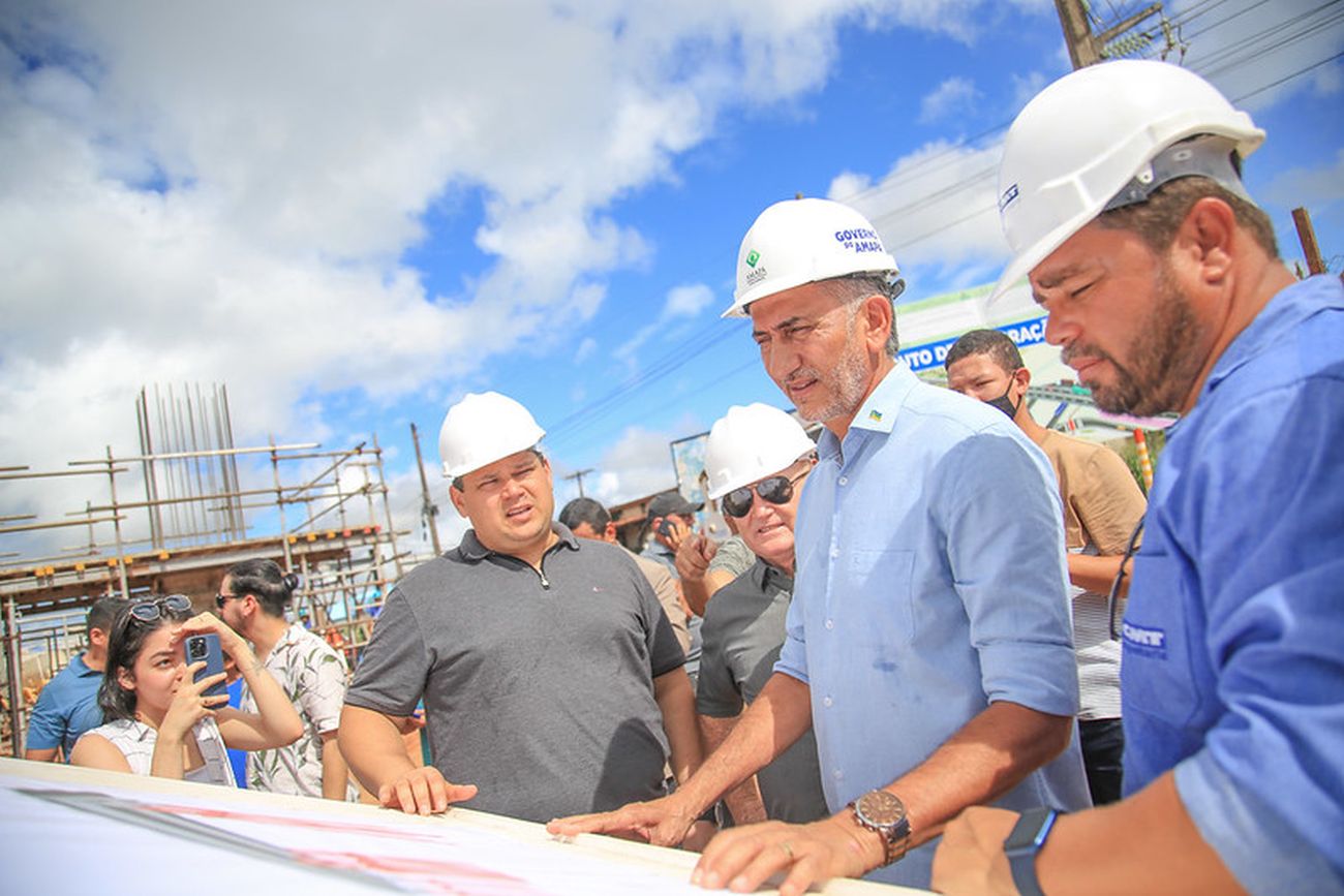 o viaduto está em fase de construção da estrutura metálica e vigas de apoio conhecidas como transversinas.