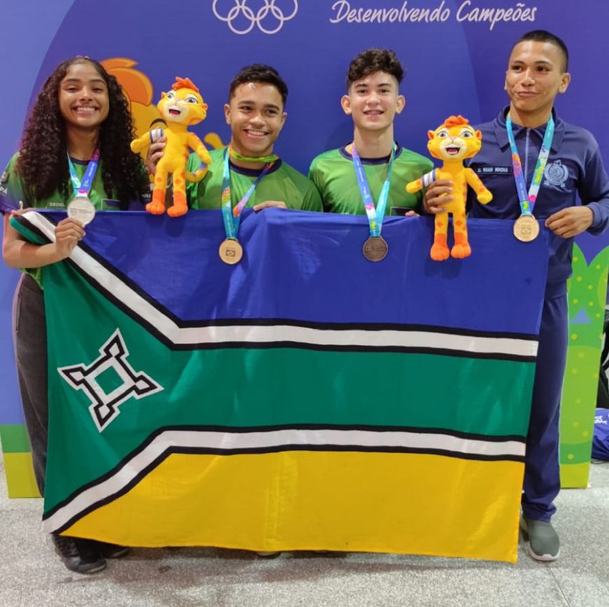 Atletas de wrestling com as medalhas conquistadas nos Jogos Escolares da Juventude